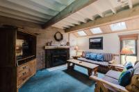 Wood-beam cabin with amazing location pools hot tub & SHARC passes - B&B Sunriver