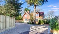 Victorian Gatehouse, Sleeps 11, Garden & Parking - Bed and Breakfast Hampreston