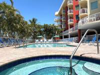 Clean, Updated & Steps to the Beach - B&B Saint Pete Beach
