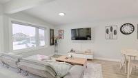 Modern 3BR Suite Steps to C-Train Near Zoo & DT - Ferienwohnung Calgary