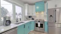Modern 3BR Suite Steps to C-Train Near Zoo & DT - Ferienwohnung Calgary
