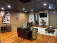 NEW "Bourbon on the Square" Downtown Rustic Loft - B&B Elizabethtown