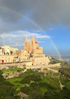 Stunning Mellieħa FLwith Terrace Views Sleeps 4 - B&B Mellieha