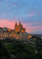 Stunning Mellieħa FLwith Terrace Views Sleeps 4 - Chambres d'hôtes Mellieha