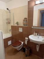Stylish 2 Bedroom Apartment - Free Parking - Self Check-in - B&B Arad