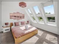 Stylish Riverside 4BR Home with Hot Tub and Free Parking - Sleeps 8 - Chambres d'hôtes Manchester