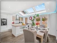 Stylish Riverside 4BR Home with Hot Tub and Free Parking - Sleeps 8 - Chambres d'hôtes Manchester