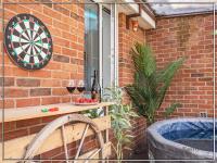 Stylish Riverside 4BR Home with Hot Tub and Free Parking - Sleeps 8 - Chambres d'hôtes Manchester