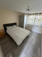 Spacious 3 bedroom house close to local amenities in Thamesmead - Chambres d'hôtes Thamesmead