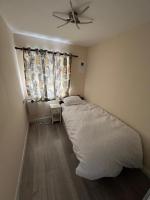Spacious 3 bedroom house close to local amenities in Thamesmead - Chambres d'hôtes Thamesmead