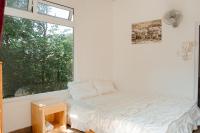 Habitación con cama grande y vistas al jardín