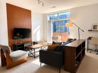 Spacious Third Ward Apt Near Summerfest with Balcony - Sleeps 4 - Chambres d’hôtes Milwaukee