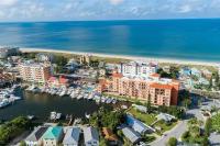 Gulf View Condo, Sleeps 6, Pool, Steps to Beach - Chambres d'hôtes St. Pete Beach