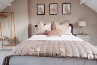 Seabreeze Retreat-Luxury 2 Bedroom Apartment-Free Private Gated Parking On-Site - Chambres d'hôtes Scarborough
