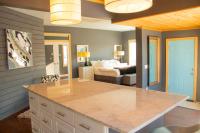 Modern, Waterfront Bungalow with Parking & Jacuzzi, 3 blocks to Beach - B&B Atlantic City