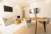 Cozy Central Apartment with Wooden Accents & Terrace l JOS16 - Chambres d'hôtes Vienne