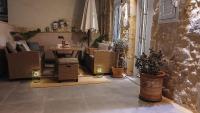 Filoxenia Private 2BR Stone House Patio & Parking - Chambres d'hôtes La Canée