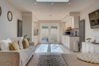 Savernake House Stylish stay for 6 with Parking - B&B Swindon