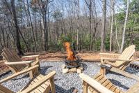 Secluded Mountain Cabin, Hottub, Fire pit, 4 Acres - Bed and Breakfast Murphy