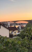 Sunny Central Kungshamn Apartment with 3 Balconies - B&B Kungshamn