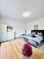 Cozy 2BR Apt & LR with Balcony Near Museum Gugging - B&B Klosterneuburg