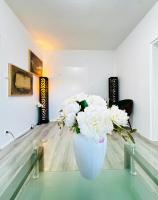 Cozy 2BR Apt & LR with Balcony Near Museum Gugging - B&B Klosterneuburg