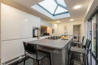 Group-Friendly Home near Manchester with Hot Tub and Private Cinema Room - Chambres d'hôtes Castleton