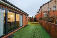 Group-Friendly Home near Manchester with Hot Tub and Private Cinema Room - B&B Castleton