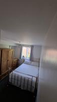 1 Bed Flat - Sleeps 2 - Parking - Wifi - B&B London
