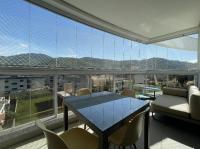 Orbe Residence - Apartamento espaçoso com duas suítes e varanda gourmet de frente para a rua, com vista para as montanhas na Praia de Palmas. - Chambres d'hôtes Governador Celso Ramos