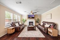 Hot Tub HTown Getaway Yard BBQ Air Hockey WiFi - Chambres d'hôtes Houston