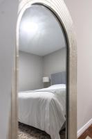 Serene Modern 2BR Retreat in Fairmont Near Airport & Downtown - B&B London