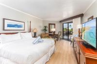 Habitación con cama extragrande y vistas al mar