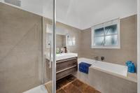 Luxe Farmhouse with solar heated pool and bbque - B&B Le Roy