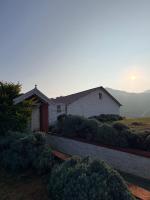 Estate Bungalow with Waterfall, Mountain & Valley Views - B&B Kotagiri