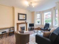 Prestwich Stay 3BR Sleeps 6 Free Parking - B&B Manchester
