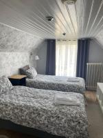 Doppel- oder Zweibettzimmer