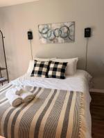 Stylish 2BR 1 Bath Haven with WiFi and Parking - B&B Windsor