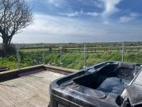 Romantic Hot Tub Lodge Stunning Views - B&B Haverfordwest