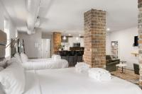 King and Queen Suite 1st Floor Sleeps 6 - Bed and Breakfast Savannah