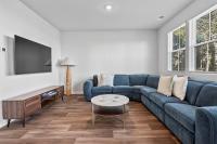Modern 4BR Home 5 Min to Beach Sleeps 10 - B&B Myrtle Beach