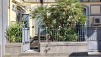 Casa Pontano-Elegant Apartment with Private Parking and Courtyard, near Metro, Funicular, and Seafront - B&B Naples