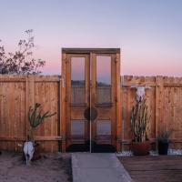 Coyote House - Hot tub - 70s vibes - Central - B&B Yucca Valley
