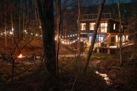 Unique Container Retreat with Creek Villa - Bed and Breakfast Creola