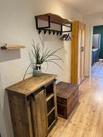 OESLAUER STUBE Gemütliches Apartment mit Kamin, Klimaanlage, Balkon, 3 Schlafzimmern, 2 Bädern, Modern, Familienfreundlich, Zentral, Vollausgestattet - B&B Rödental