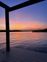 Waterfront Cottage, Fiery Sunsets - Chambres d'hôtes Charlotte