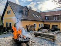 Jevany Four Bedroom Luxury Villa by the Lake with Infrasauna and Grill - Chambres d'hôtes Jevany