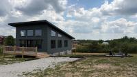 Fernwood Cabin - Pet-Friendly w Hot Tub - B&B Rogers