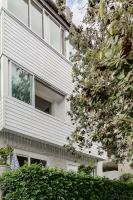 Coogee Beach 3-bedroom apartment - flat steps to Sand & Sea, Ocean Views, Rooftop Terrace - B&B Sydney