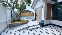 4-bedroom detached house with a pool, newly renovated in a modern style, near CF with convenient transportation, close to the Old Town - Chambres d'hôtes Chiang Mai